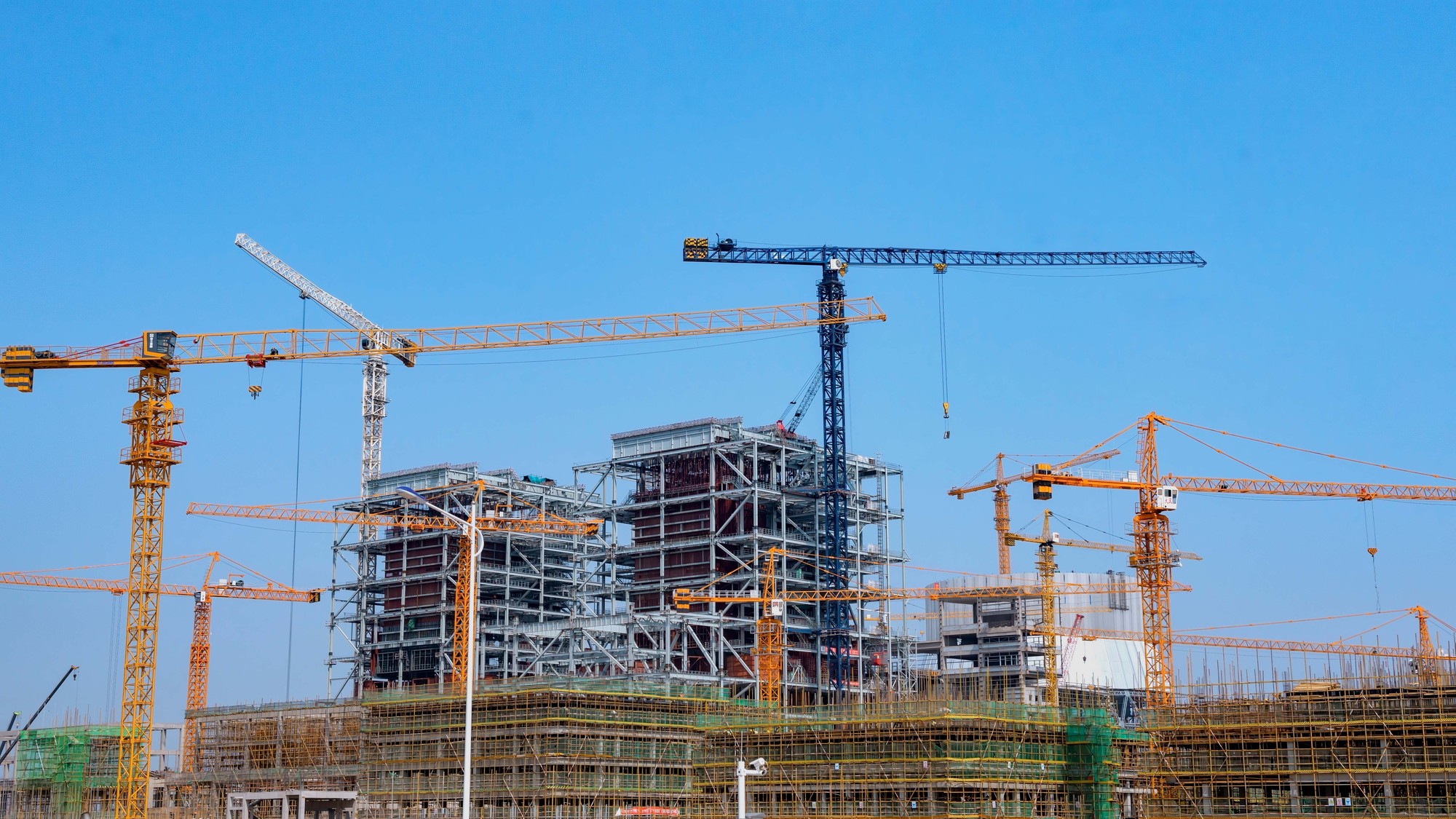 千库网_城市建筑塔吊蓝天_摄影图编号3891447.jpg